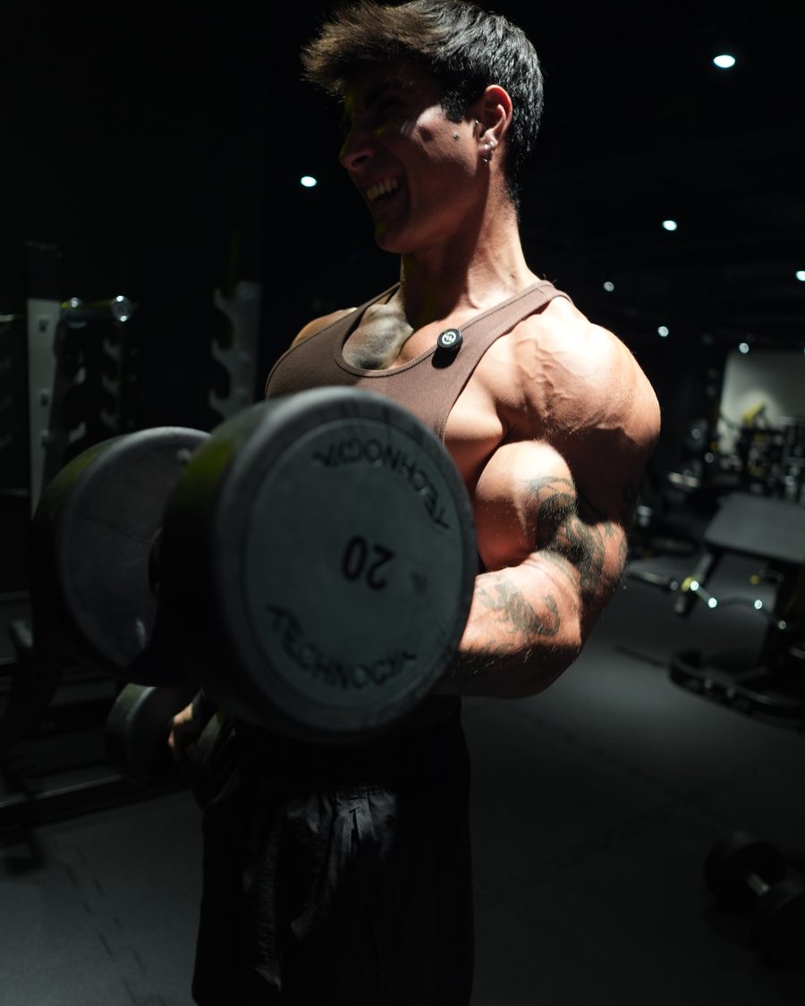 Dei entrenando en gimnasio